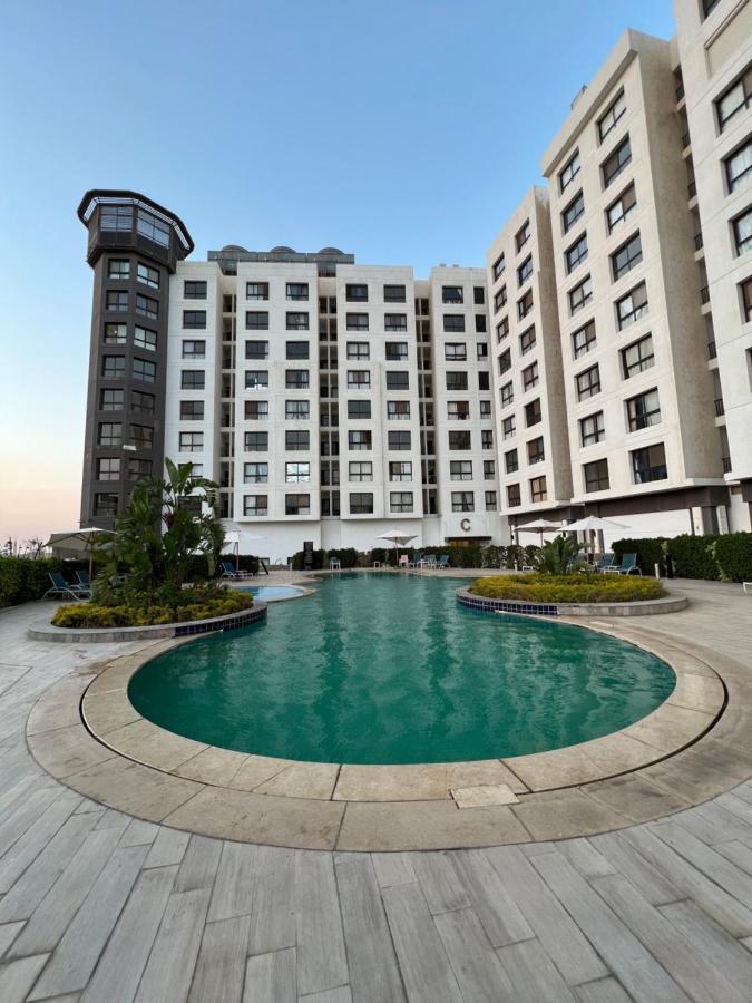 Luxury With Pools In Front Auc Il Cairo